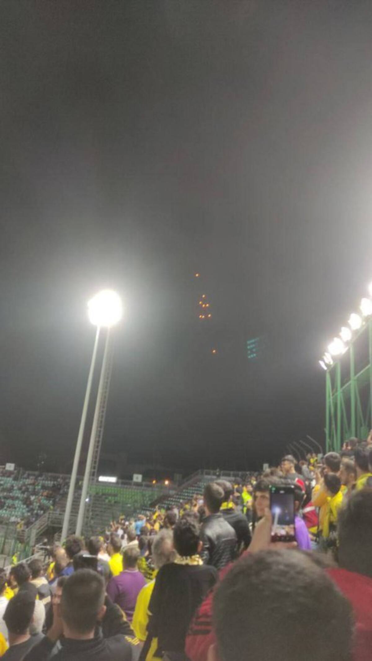 Foto de los misiles de Irán vistos desde estadio de Champions League Asiática. @Eri1806