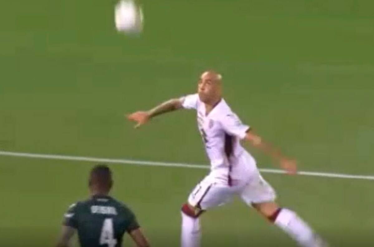El golazo de volea de Simone Zaza para el empate ante Bologna