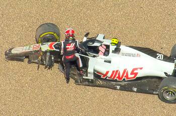 Abandono: El duro choque de Magnussen en el GP de Gran Bretaña