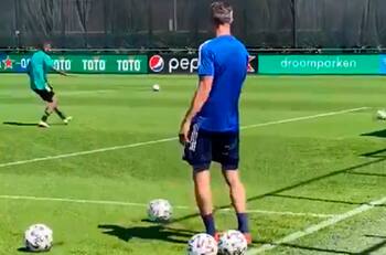 ¿Mejor profe? Robin van Persie entrena a los delanteros del Feyenoord