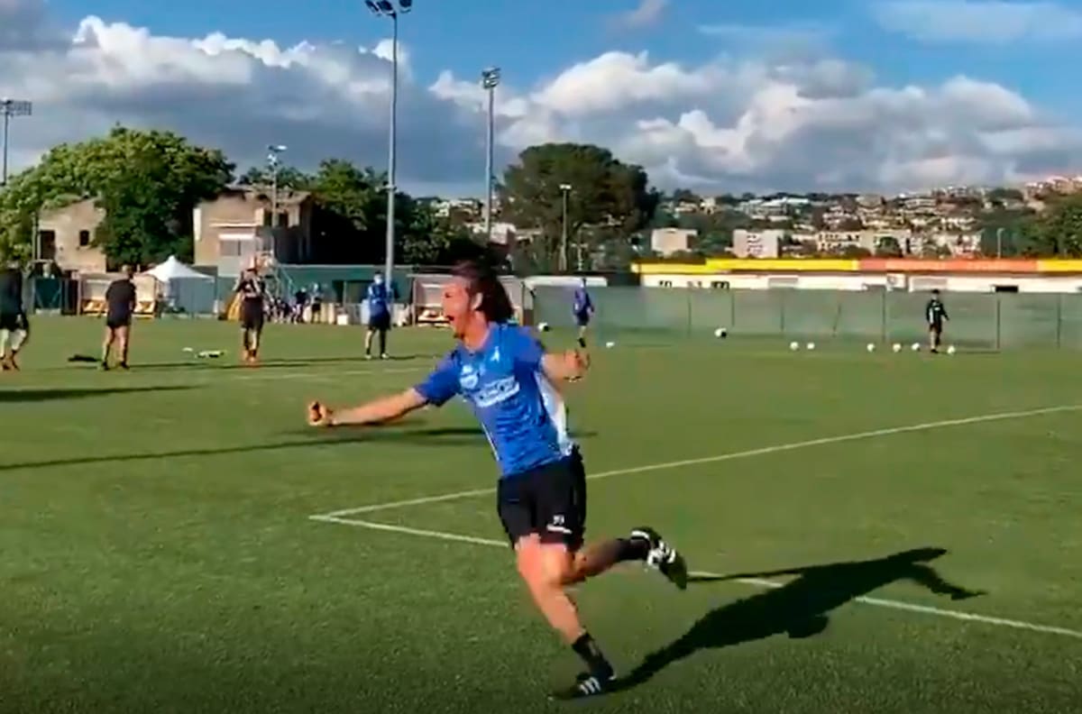 ¡Calidad y pasión intacta! El entrenador Pippo Inzaghi anotó y celebró con todo