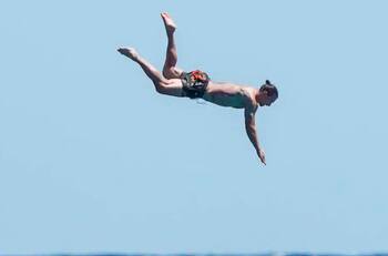 El espectacular clavado de Zlatan Ibrahimovic desde su yate