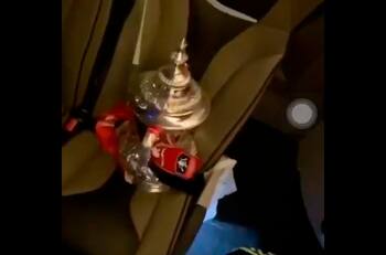 Cuidado especial a la copa: La desatada celebración de Aubameyang tras ganar la FA Cup