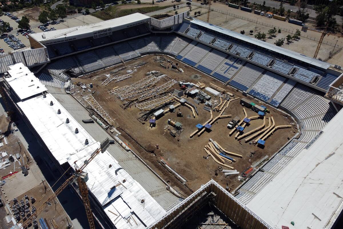 El nuevo estadio de los cruzados: Claro Arena. Una obra de envergadura que requería de toda la comprensión y visión del hincha.