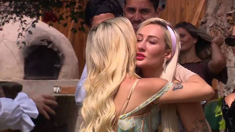 se abrazan en "Ganar o Servir"