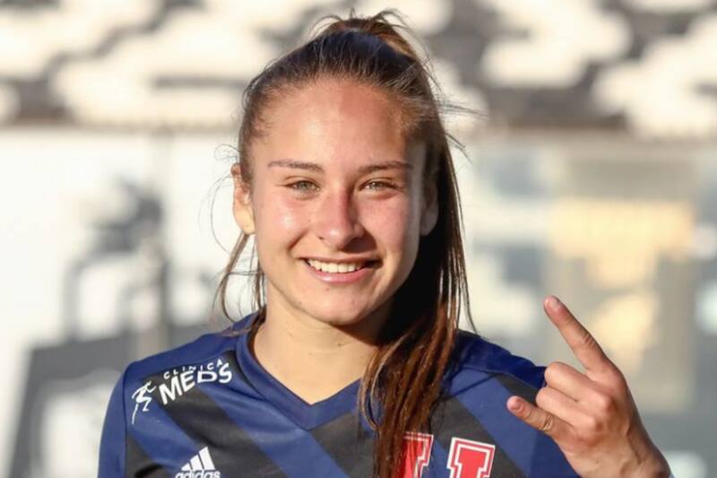La deportista de 23 años de edad partió en Talca, pero con el paso del tiempo se ha hecho notar y actualmente juega para Universidad de Chile y en la selección chilena.