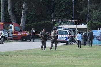 VIDEO | ¡Momentos de terror! Refugiado sirio apuñala a niños y adultos en parque de Francia
