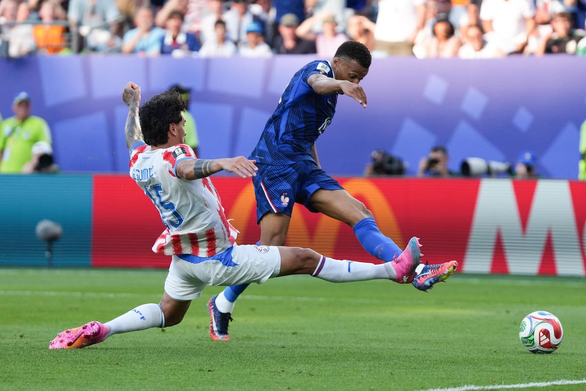 Kylian Mbappé recibió de todo contra Paraguay. Foto: EFE.