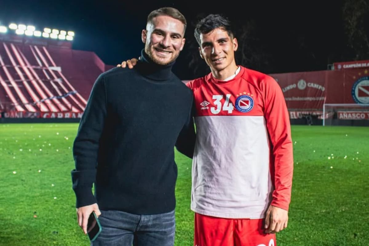 El volante junto a su hermano Alexis.