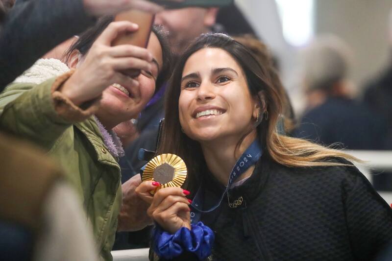 aterrizó en Chile luego de su participación en París 2024. Foto: Agencia Aton