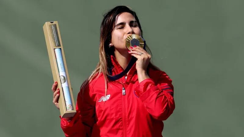 besando la medalla de oro conseguida en París 2024.