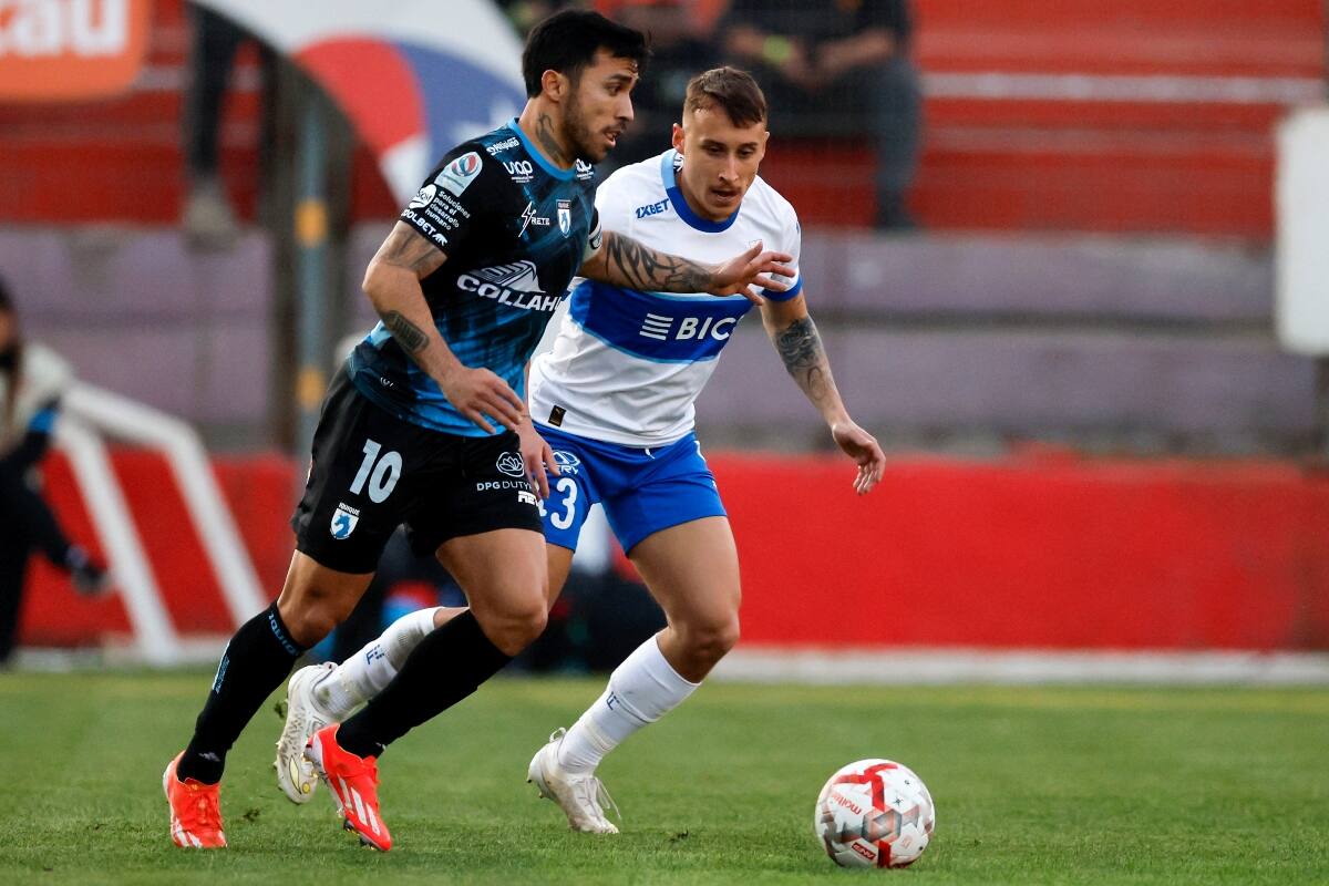 Francisco Arancibia marcando a Edson Puch en el partido de la UC ante Iquique