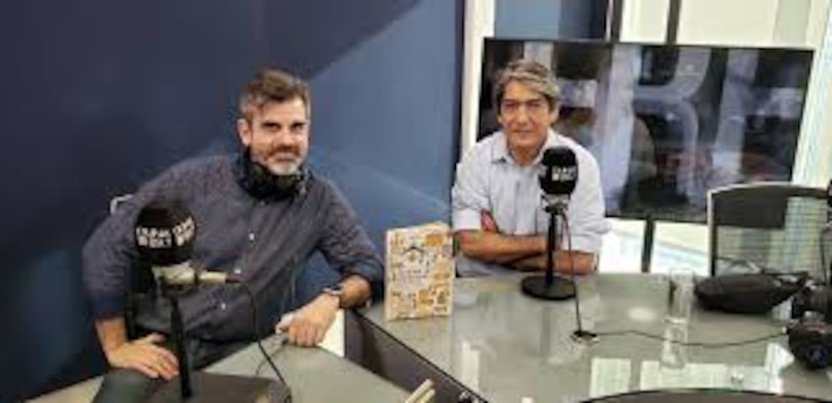 Francisco Aravena es conductor radial en Radio Duna.