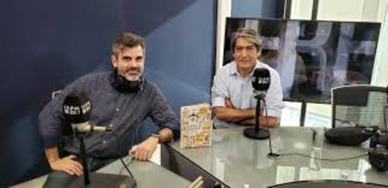 Francisco Aravena es conductor radial en Radio Duna.