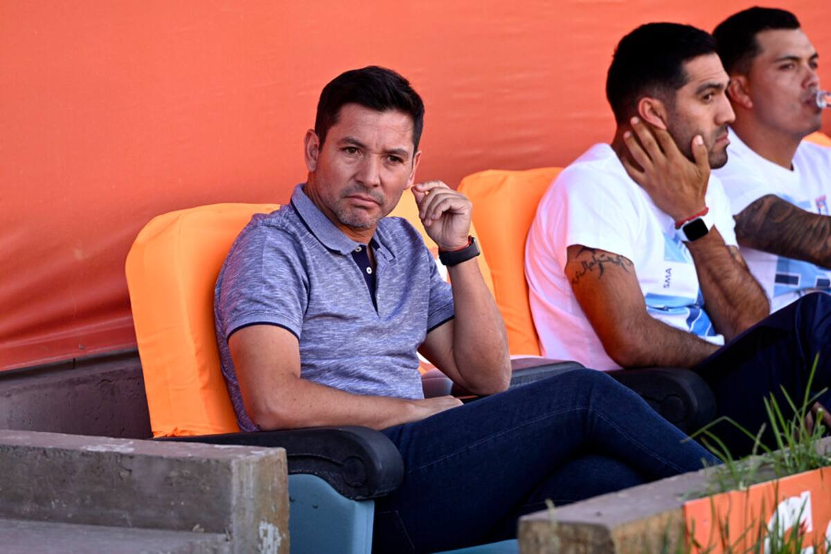 Francisco Arrué está en la cuerda floja y una nueva derrota lo puede sacar de la banca de Arica. Foto: Aton.