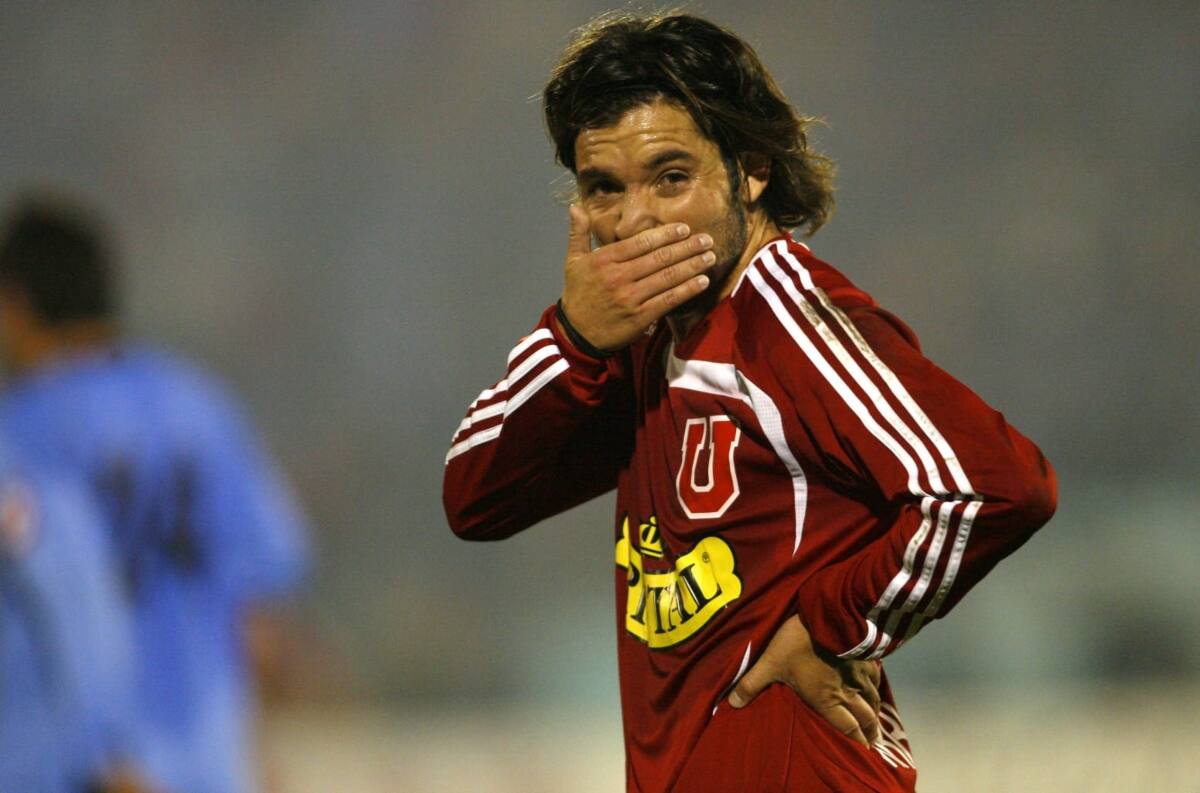 . El exvolante en su paso por la Universidad de Chile. Foto: Old Photosport.