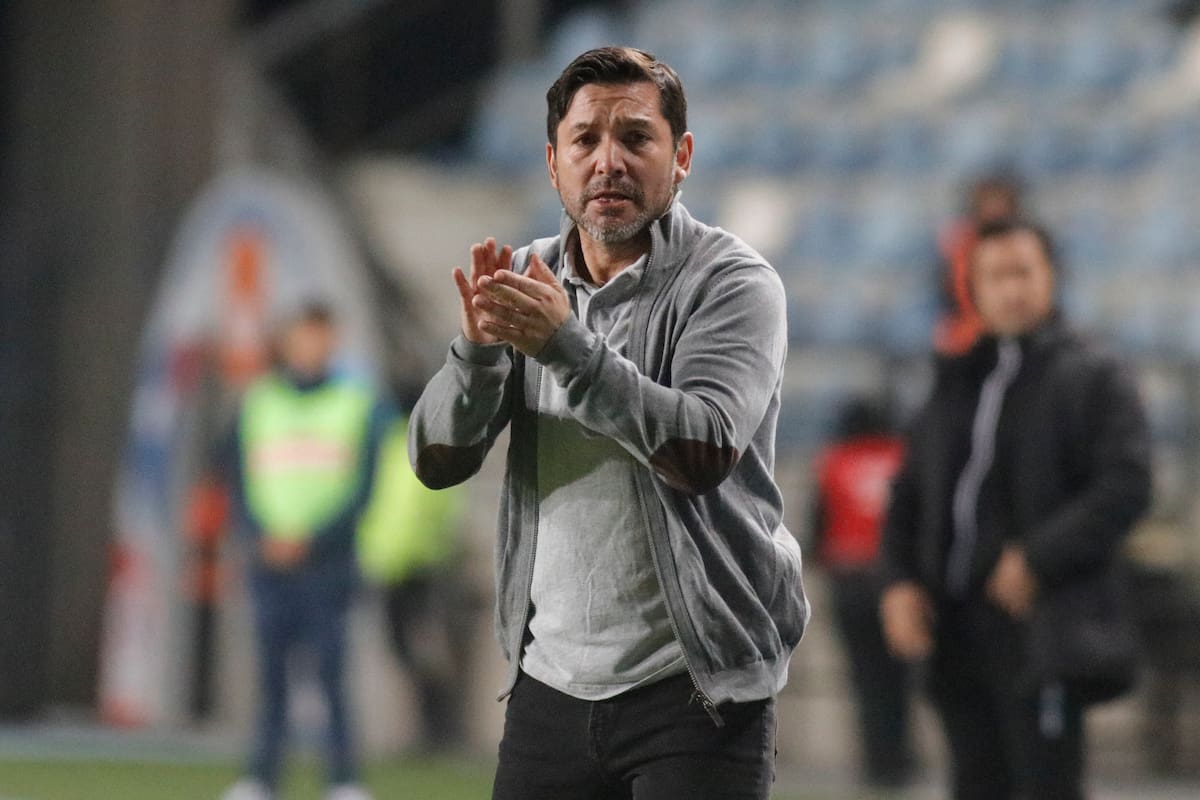 El entrenador dejará la banca de Ñublense. Foto: Agencia Aton.