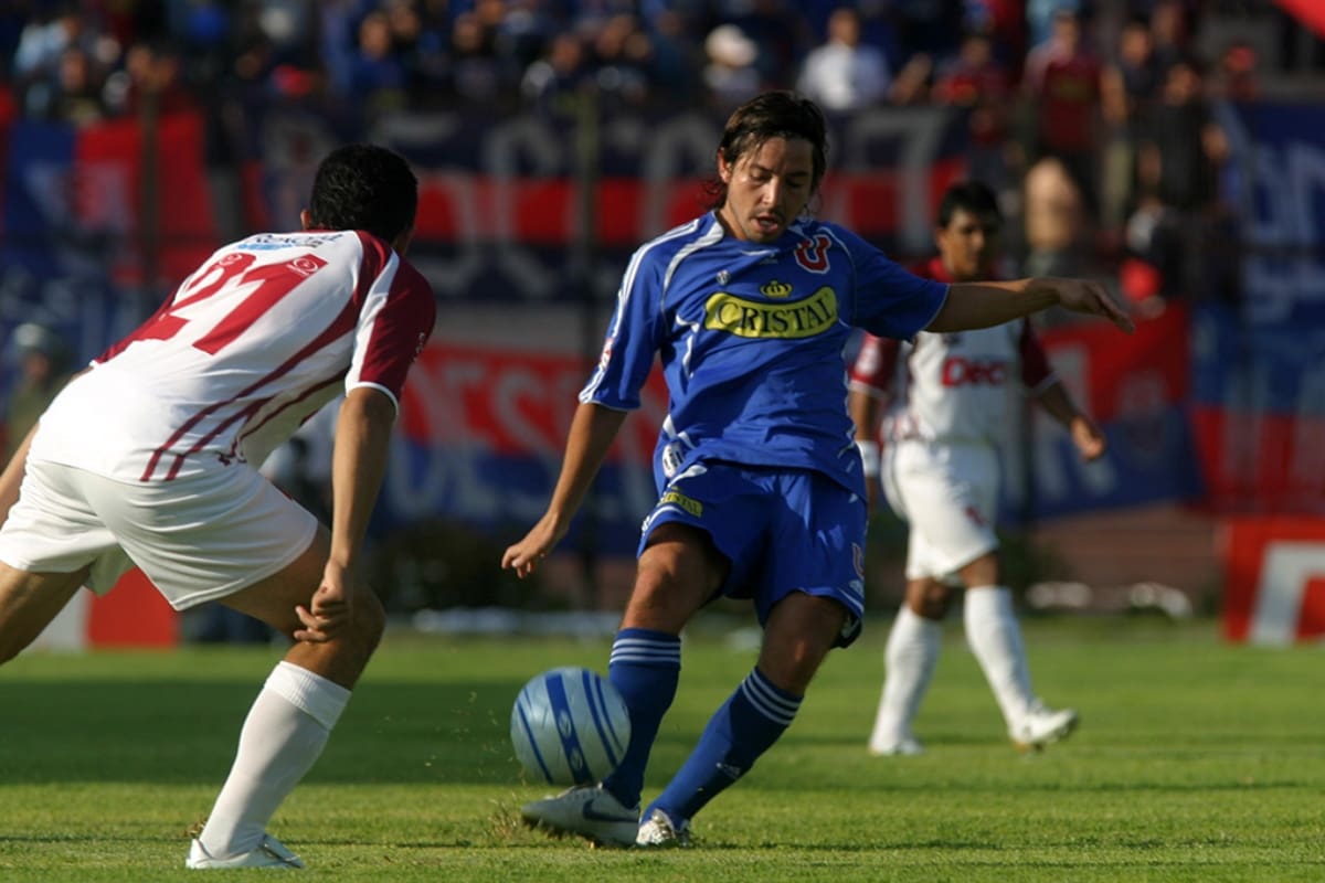 defendiendo la camiseta de Universidad de Chile.