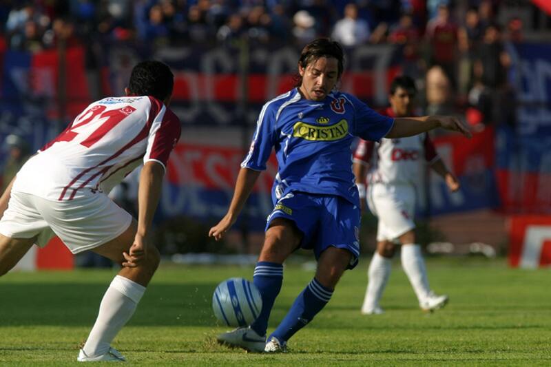 defendiendo la camiseta de Universidad de Chile.