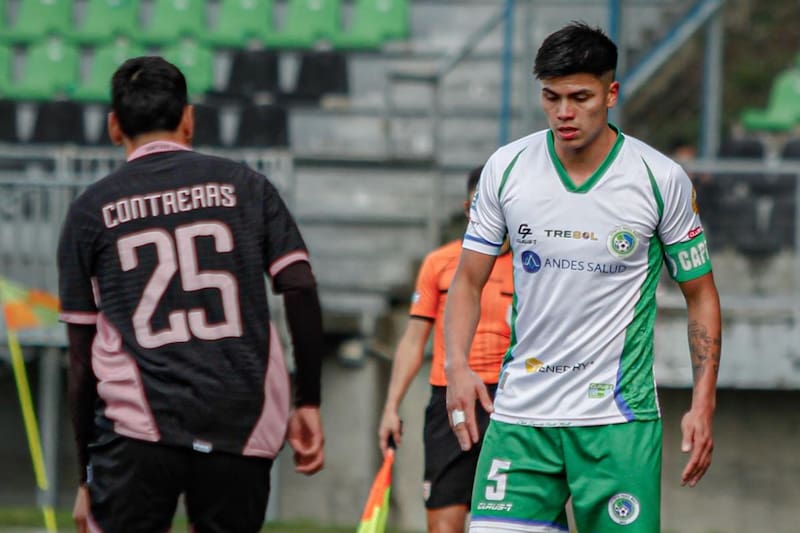 El defensor en Deportes Puerto Montt. Foto: @camilosantanaph