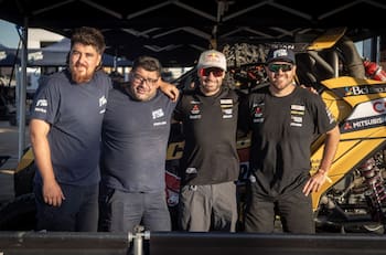 Chaleco López viajó 35 horas y pasó Año Nuevo trabajando con miras al Dakar 2026