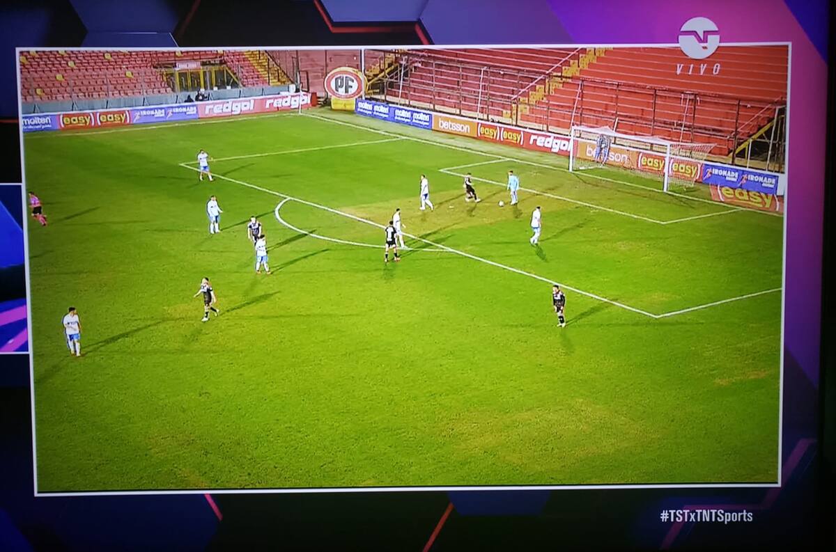En la repetición de la jugada se percibe que Gilabert no mira la jugada. Gentileza: TNT Sports.