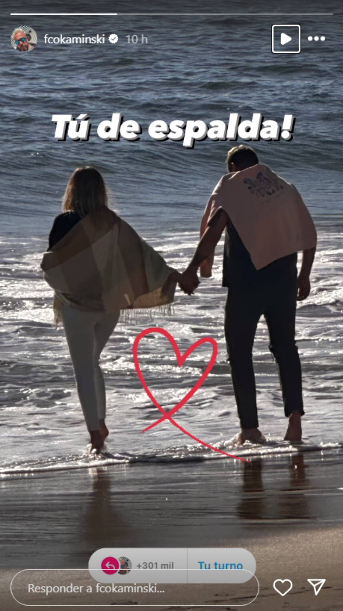 Francisco Kaminski compartió una fotografía junto a Camila Andrade en la playa.