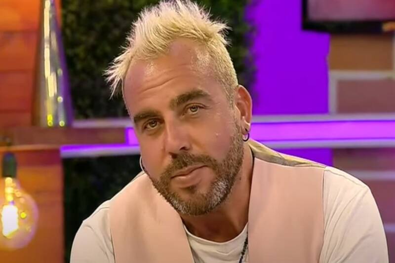 recibió pifias e insultos de una gran multitud.