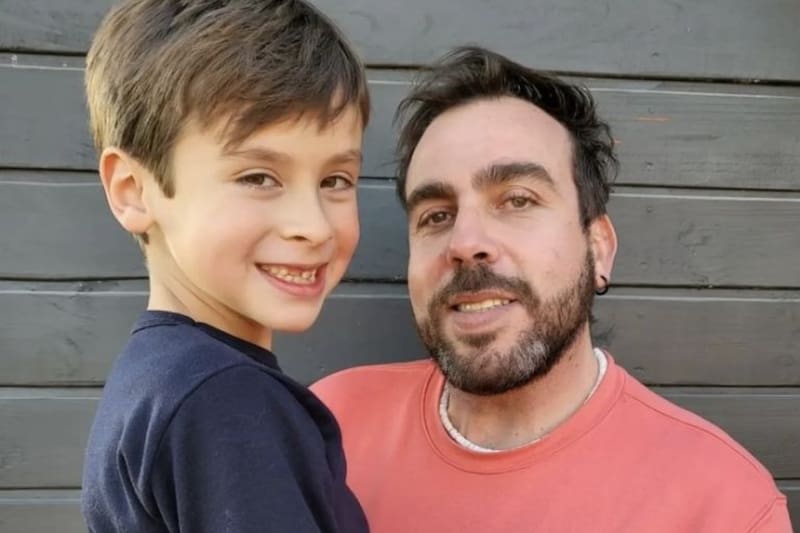 mostró lo grande que está su hijo.