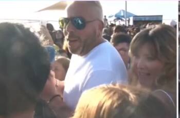 “Echemos la reja abajo”: Francisco Kaminski incita protestas afuera de la Gala Viña 2023 tras polémica de Carla Jara