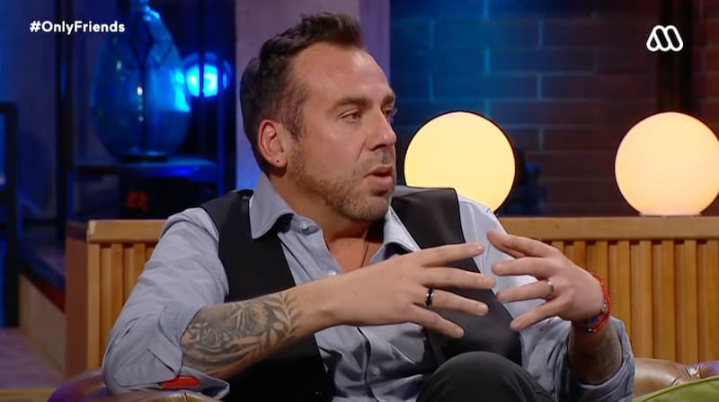 El animador reveló por error que sigue siendo pareja de Camila Andrade.
