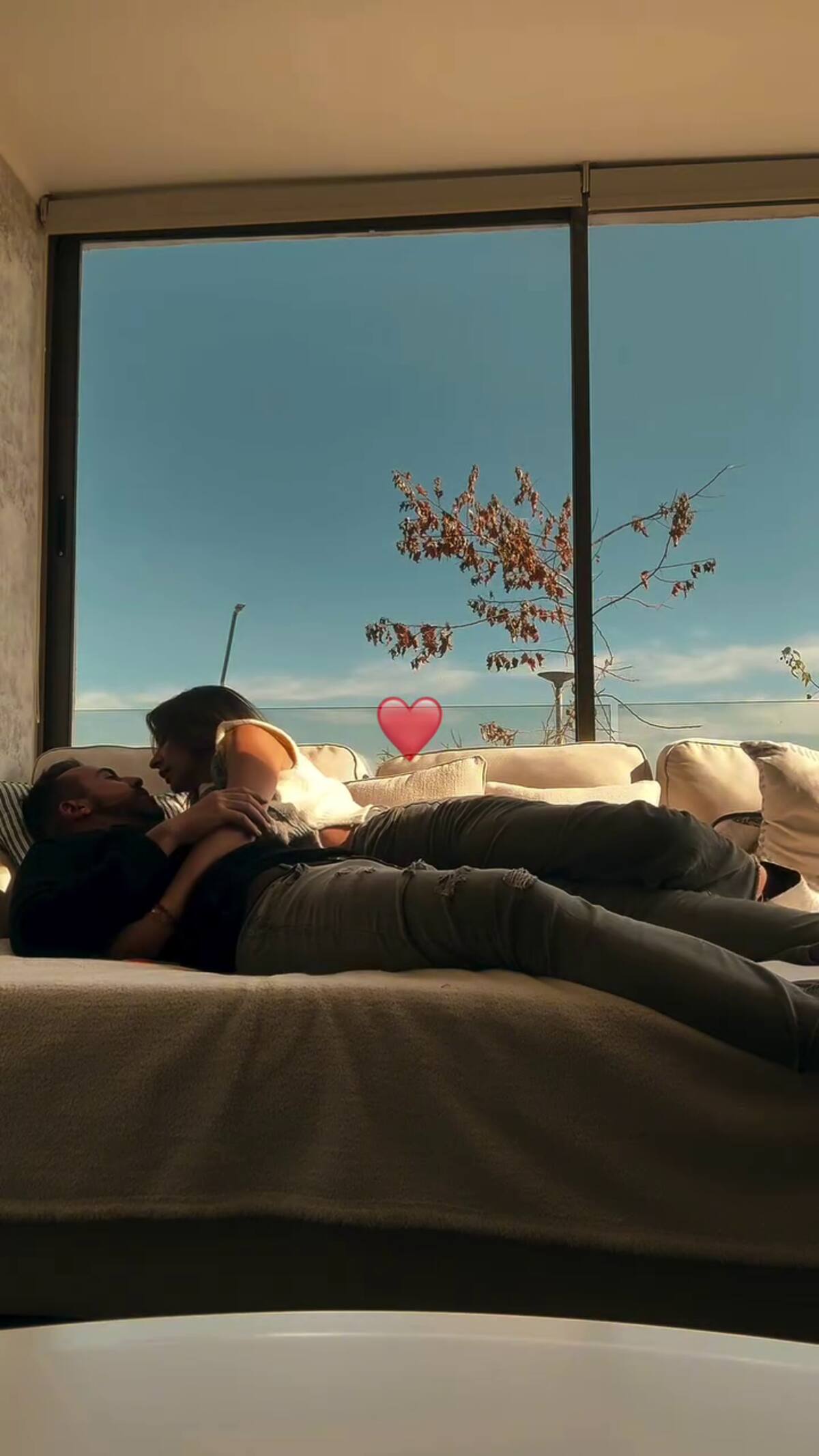 La comunicadora fue criticada por mostrar el íntimo momento. Créditos: @cmiandrade.