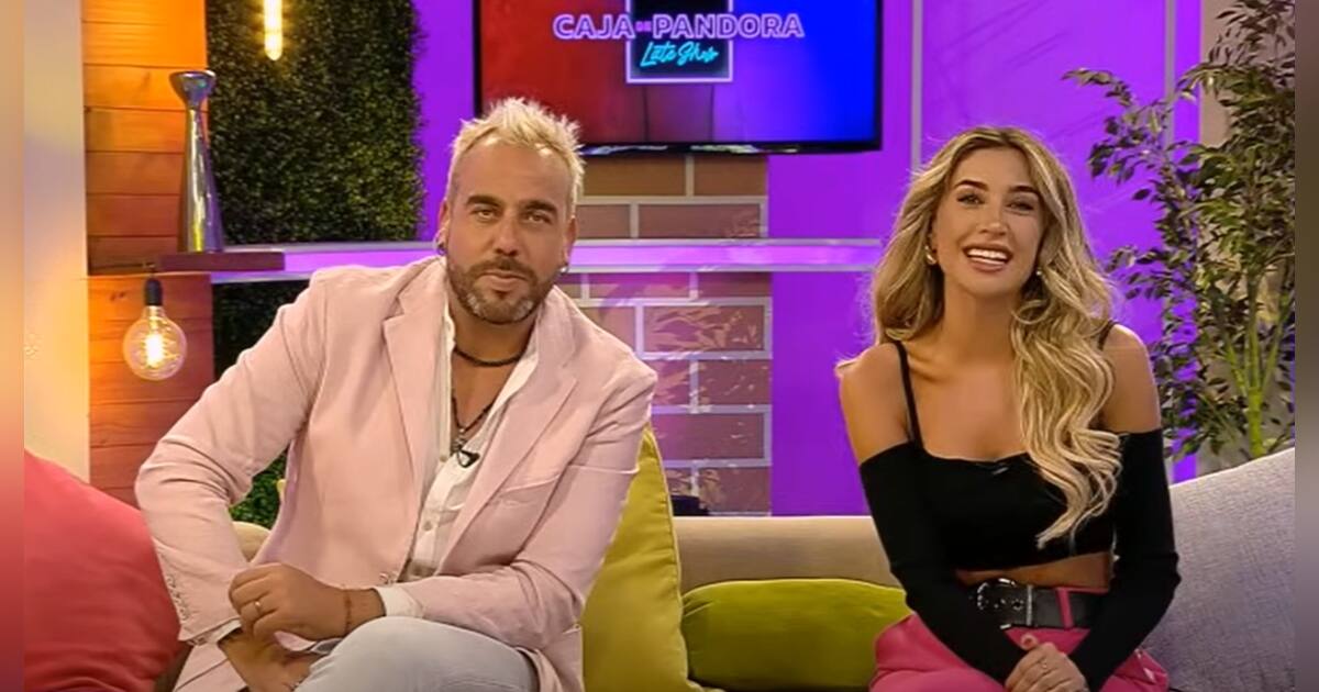 Francisco Kaminski y Camila Andrade conduciendo "La Caja de Pandora".