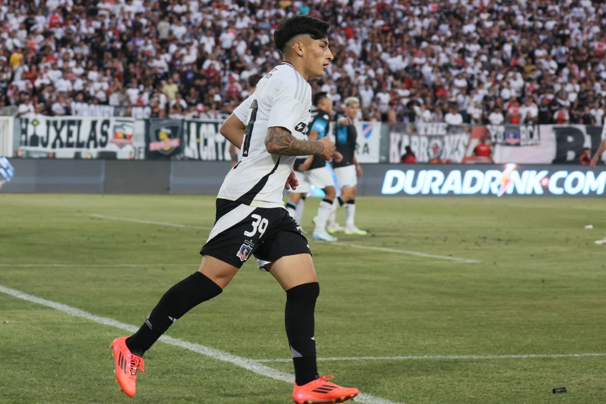 jugando por Colo Colo en el Estadio Monumental.