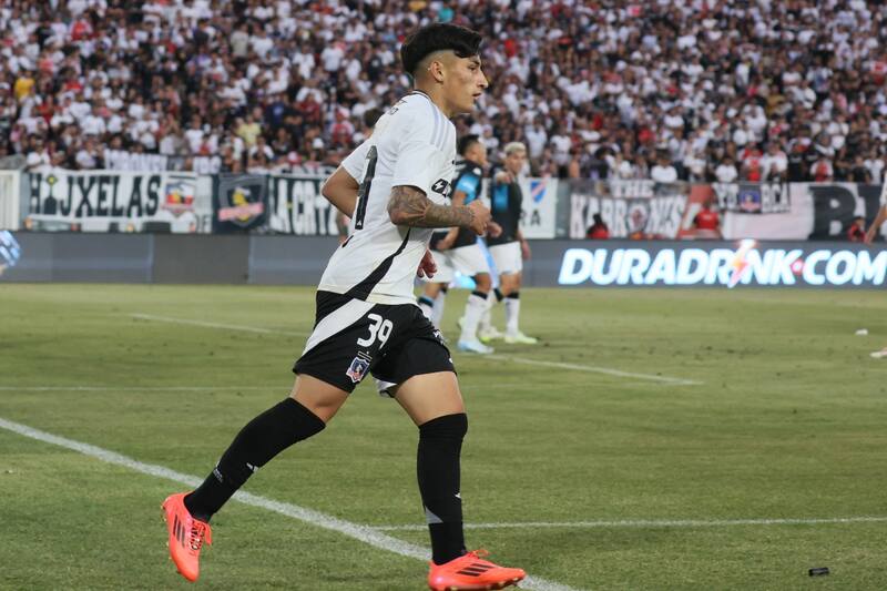 jugando por Colo Colo en el Estadio Monumental.