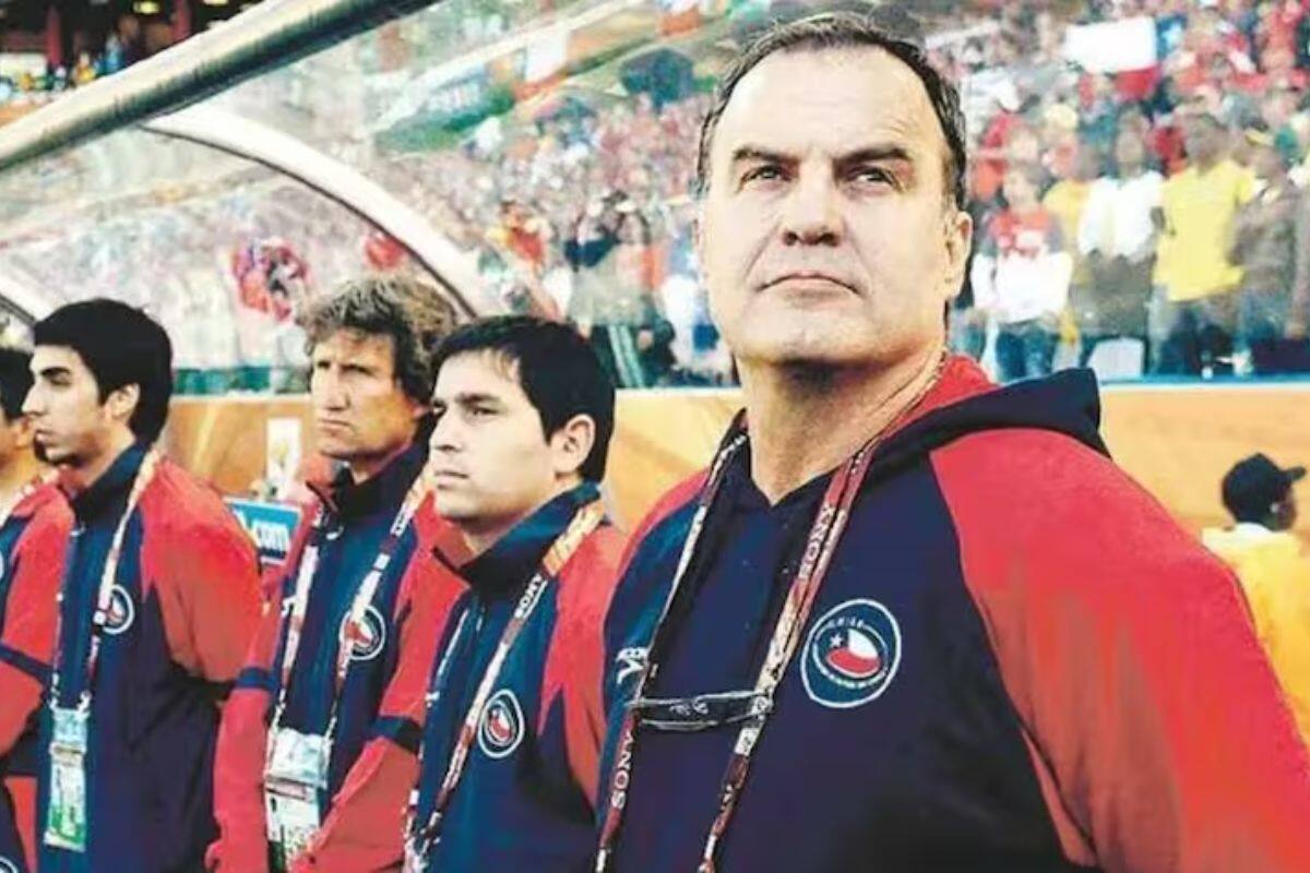 Paqui es el primero de izquierda a derecha, en el cuerpo técnico de la Selección Chilena que comandaba Marcelo Bielsa.