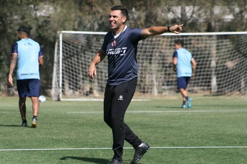 El DT en su primer entrenamiento con Unión San Felipe. Foto: @usanfelipe.