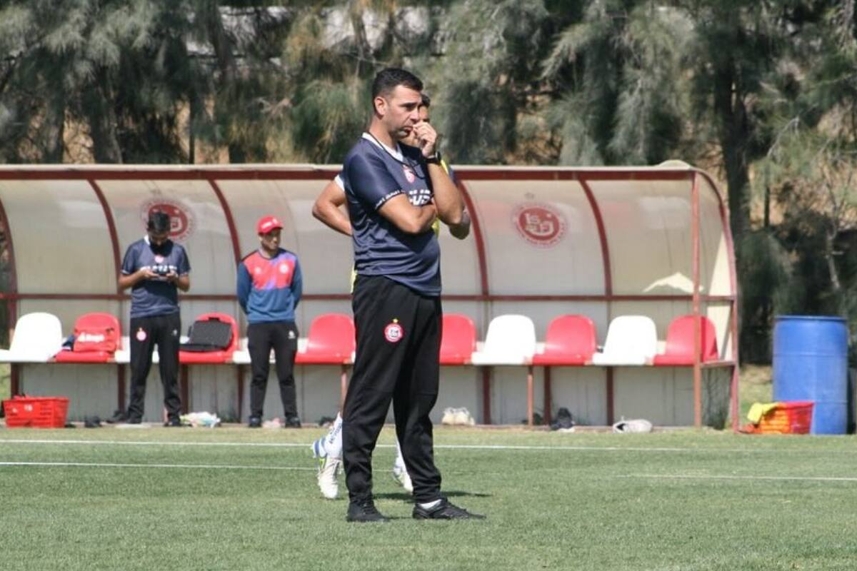 El DT en su primer entrenamiento con Unión San Felipe. Foto: @usanfelipe.