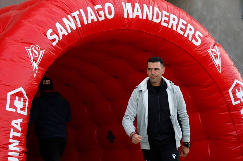 El uruguayo dejó de ser el director técnico de Santiago Wanderers. Foto: Aton