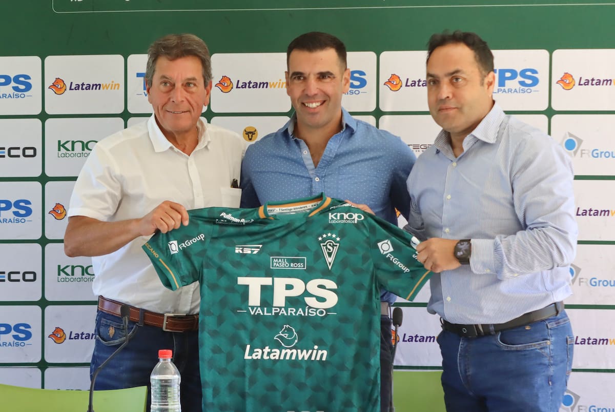 El charrúa fue presentado hoy como el nuevo entrenador de Santiago Wanderers para el 2026. Foto: Mauricio Briceño
Prensa Santiago Wanderers