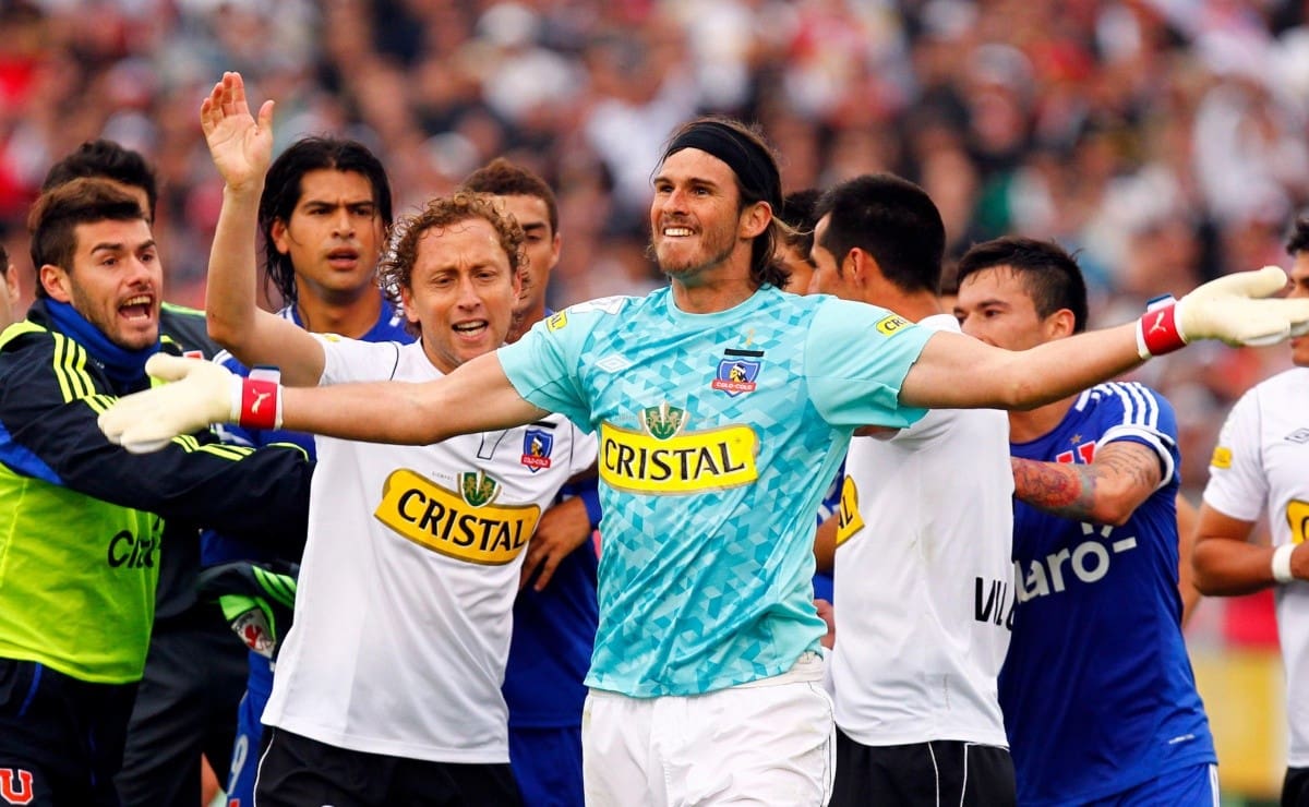 celebrando tras un polémico Superclásico entre Colo Colo y Universidad de Chile.