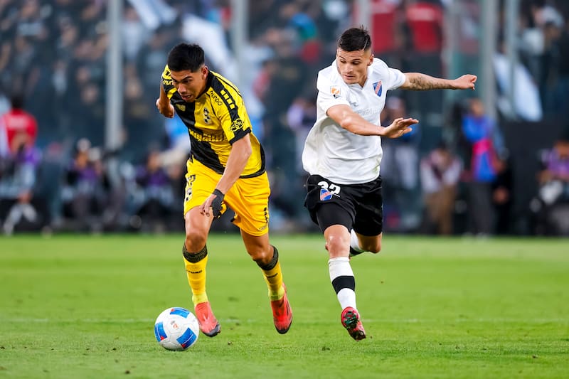 es de los mejores laterales del fútbol chileno y ya comienza a sonar en Colo Colo. Foto: Agencia Aton.