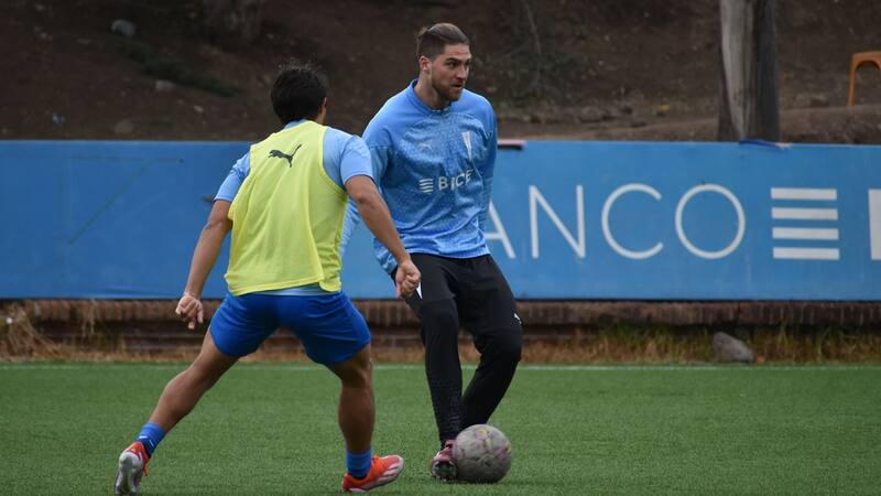 Francisco Sierralta entrenando con los cadetes de la UC. Foto: Universidad Católica.