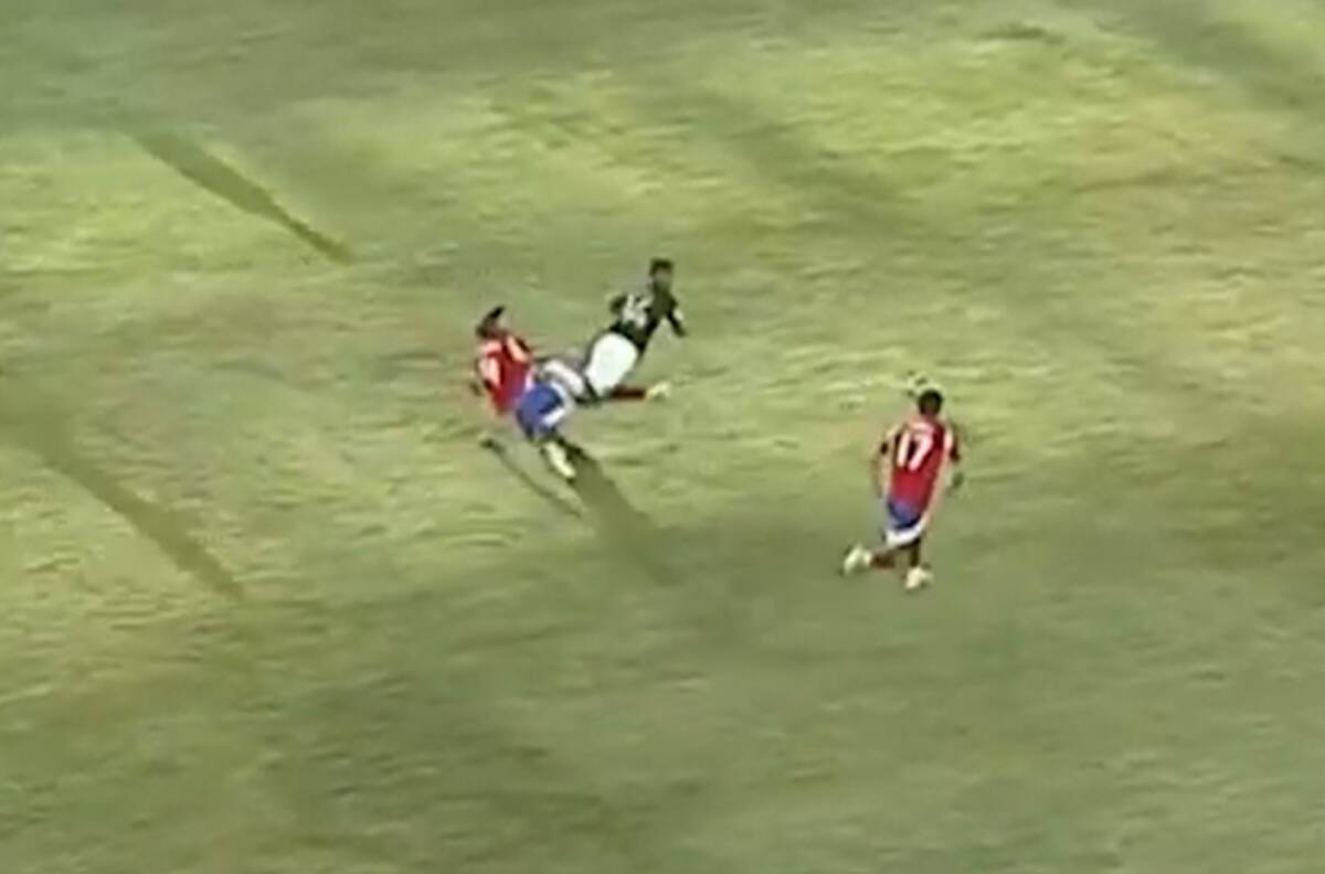 VIDEO | El absurdo patadón de Francisco Sierralta que dejó a Chile con 10 hombres ante Bolivia