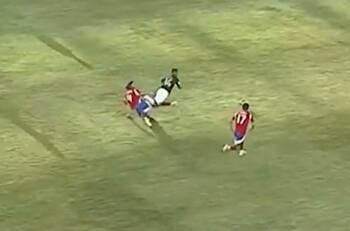 VIDEO | El absurdo patadón de Francisco Sierralta que dejó a Chile con 10 hombres ante Bolivia