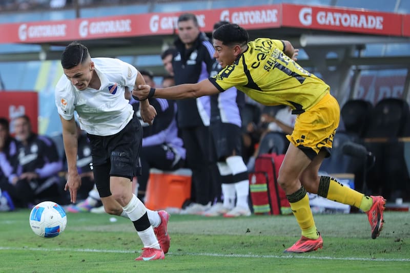 Colo Colo tendría casi listo al lateral derecho. Foto: Agencia Aton.
