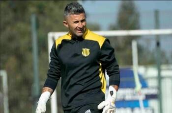 El arquero chileno que se había retirado del fútbol y ahora volvió a jugar en Segunda División