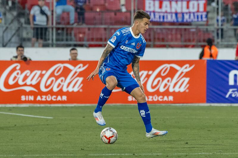 El defensa aclaró su futuro en la U. Foto: Felipe Escobedo.