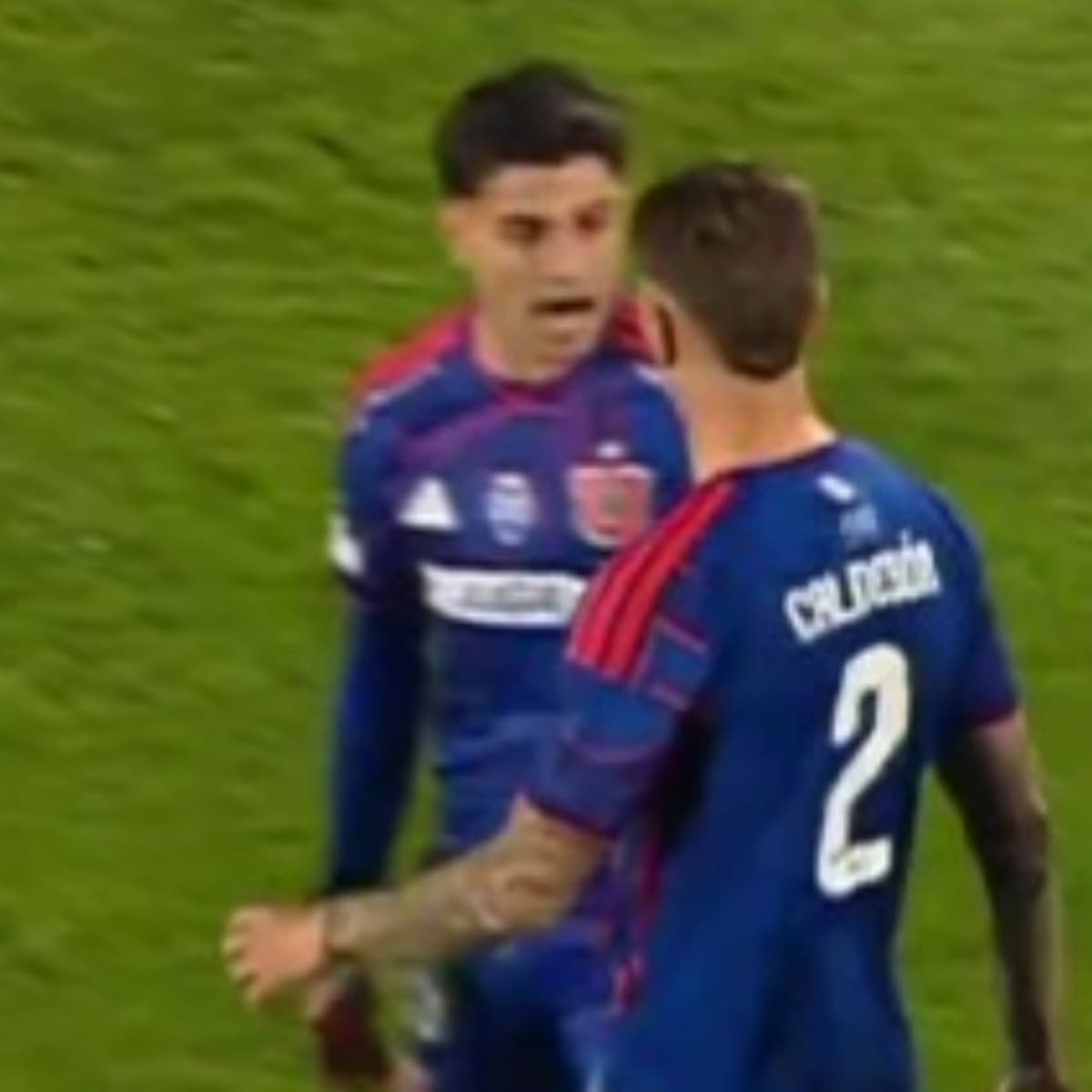 VIDEO | El tenso cruce entre Calderón y Altamirano en pleno partido de la U: Eduardo Vargas tuvo que intervenir