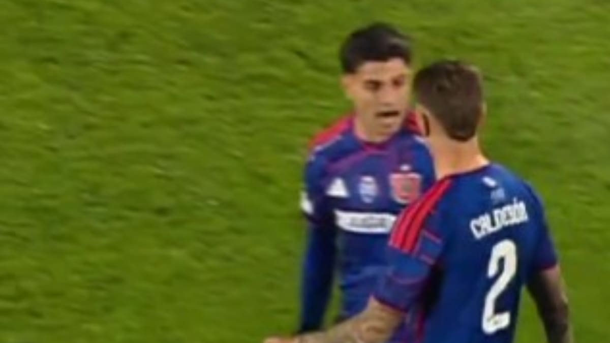 VIDEO | El tenso cruce entre Calderón y Altamirano en pleno partido de la U: Eduardo Vargas tuvo que intervenir